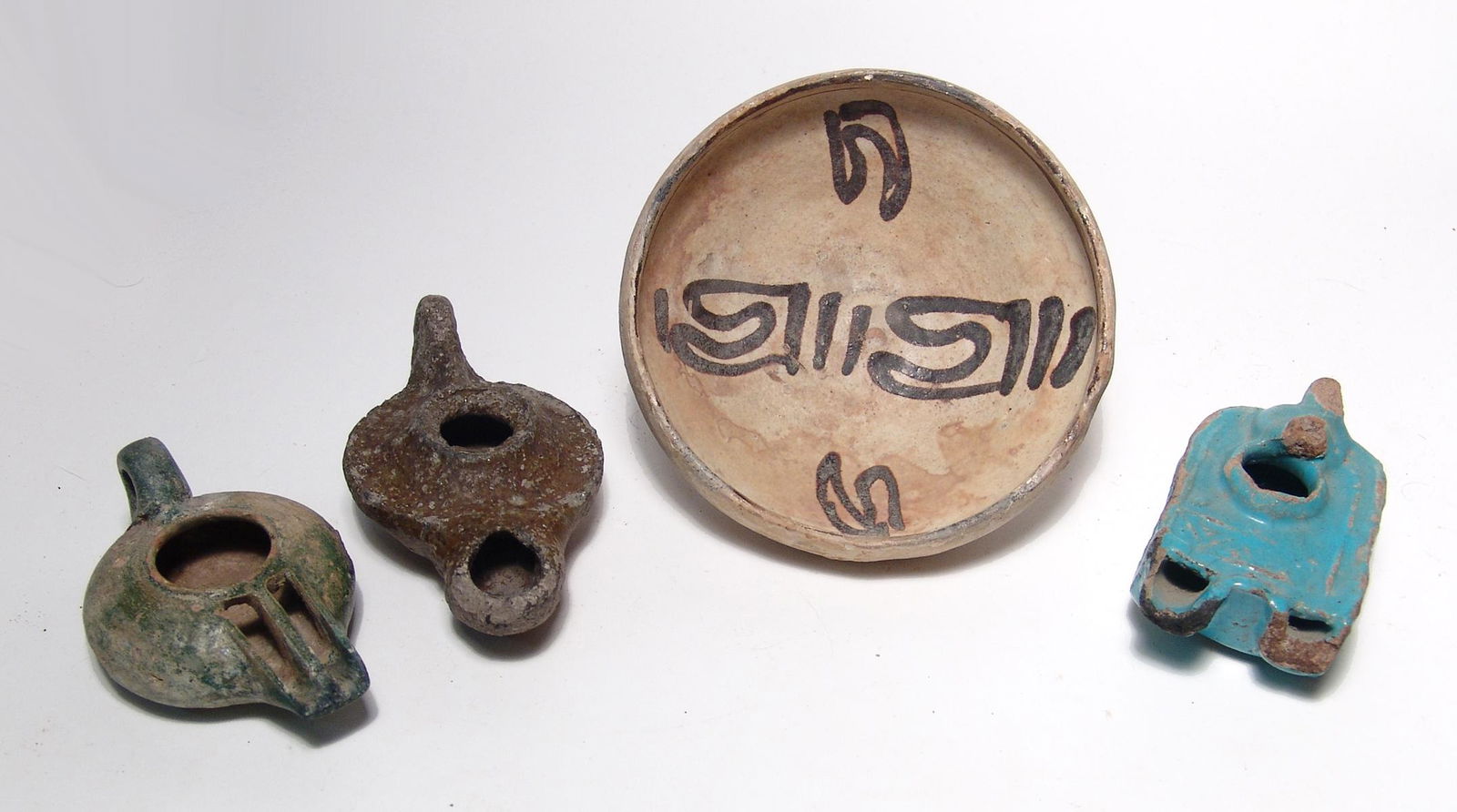 A lot of 4 Islamic pottery items (1 of 5)