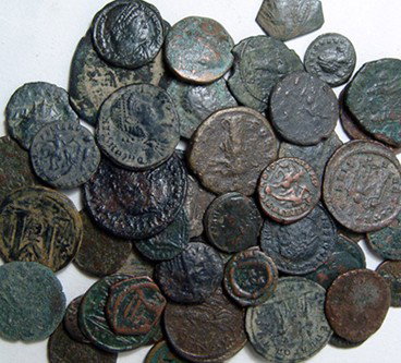 A large lot of 50 Roman bronze coins: A large lot of 50 Roman bronze coins, mostly from the 3rd and 4th Centuries with a Greek or Byzantine coin here or there. All identifiable and a good mix of rulers and types.