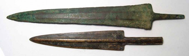2 bronze spear or dagger blades, Central Asia: A lot of 2 bronze spear or dagger blades, Central Asia, Late 2nd Millennium BC. The first blade with wide, flat midrib and square shoulders, the tang pierced. Nicely patinated and signs of much ancien