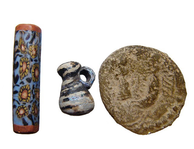 Lot of 3 ancient glass items: A lot of 3 ancient glass items. The first is a Near Eastern yellow glass token depicting two figures interacting with each other, some roughness, Dia: 27mm. The second piece is an Islamic Period Milli