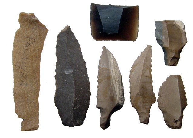 Lot of flint scrapers - Palmyra & Egypt: A mixed lot of 7 flint scrapers. Lot includes pieces from three locations. The first is a long tan scraper from Palmyra, 5 are Pre-Dynastic Egyptian and are from the Luxor area, each with serrated edg