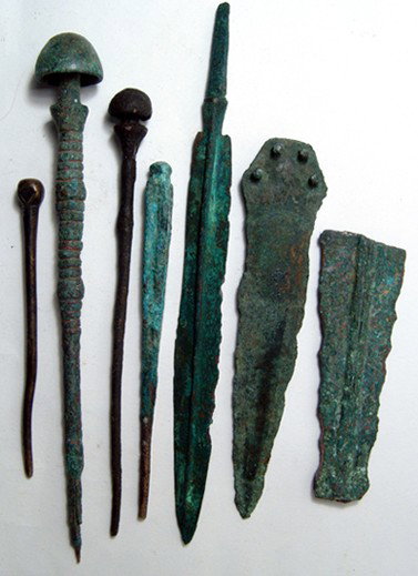 7 Luristan bronze items, c. 1200 - 800 BC: A lot of 7 Luristan bronze items, c. 1200 - 800 BC, including 4 pins and 3 dagger or spear blades. The pins are varied, the largest with some cleaning marks in the grooves. Lengths from 4" (10 cm) to 