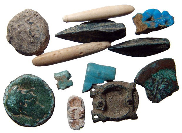 Lot of finds: arrowhead, bronze & faience bits: A mixed lot of small finds including arrowhead, bronze and faience bits, a coin of Hadrian, a lead head from a Celtic votive object and a couple ivory elements from earrings. A mixed bag!