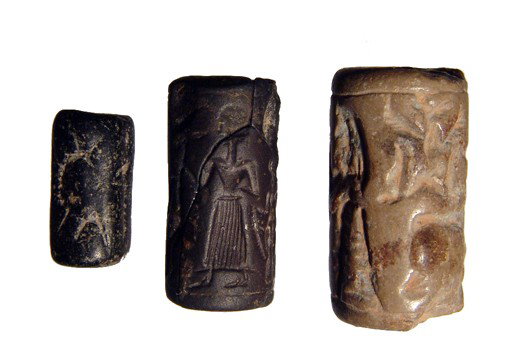 Lot of 3 cylinder seals, Ex Dr. Gilles Collection: A lot of 3 cylinder seals. The first is Old Babylonian, L: 23mm, the second Syrian, L: 26mm, and the last also Syrian, L: 15mm. The first repaired, the second with a chip and the last a bit worn. Ex D