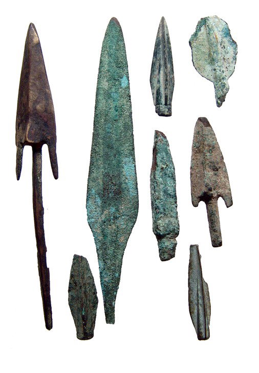 7 Greek and Egyptian bronze arrow points: A group of 7 bronze arrow points, Greek and Egyptian. Lot includes 6 Greek types and a pair of Egyptian types with their old collection label giving there find spot as the 18th Dynasty cemetery at Med