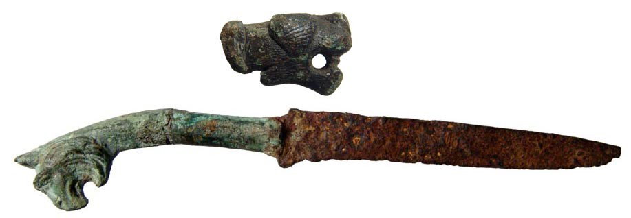 Roman-Byzantine knife with griffin head handle: A late Roman - Byzantine utilitarian knife with handle in the form of a griffin's head, c. 5th - 7th Century AD. The handle is cast bronze and of hollow construction, the griffin with exaggerated feat