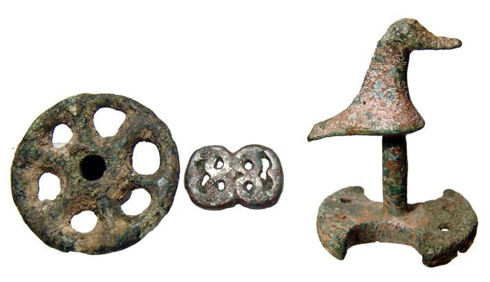 Greek Geometric bronze seal, water-bird: A Greek Geometric bronze seal in the form of a water-bird upon a column, c. 8th Century BC, with fine linear and circular patterns, the base shaped like a double-axe for the original seal (lost in ant