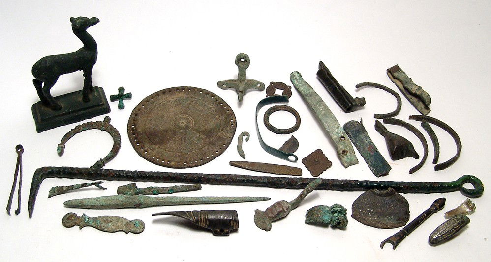 Mixed lot of bronze items, Ancient - Medieval: A mixed lot of bronze items, mostly Ancient - Medieval. Lot includes parts of Roman and Greek fibulae, a Roman mirror, a large Roman iron pick (painted), and a myriad of other interesting things. The