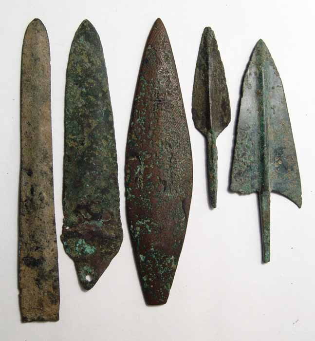 5 bronze blades and arrow points, Near East: A group of 5 bronze blades and arrow points, Near East, c. 1st Millennium BC. Lot includes a pair of bladed arrow points, the end of a Luristan dagger blade, a Central Asian dagger blade with holed ta