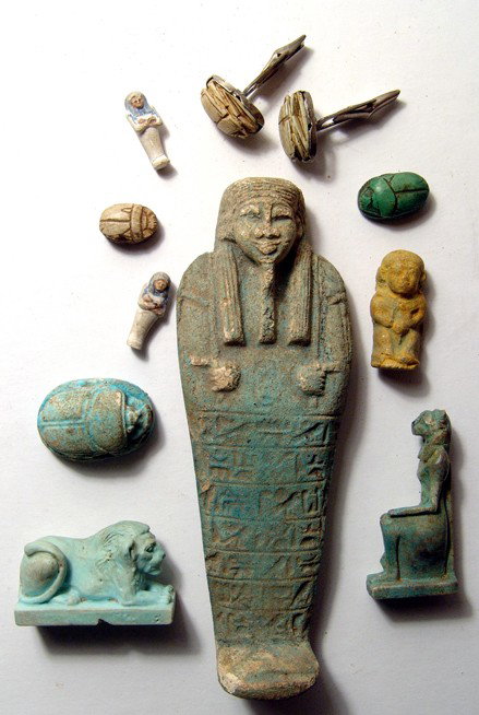 Lot of amulets, scarabs, ushabtis, Egyptian style: A mixed lot of amulets, scarabs and ushabtis of ancient Egyptian style. Two of the ushabtis are of limestone and painted, much smaller than the larger example with a greenish glaze. The scarabs form a