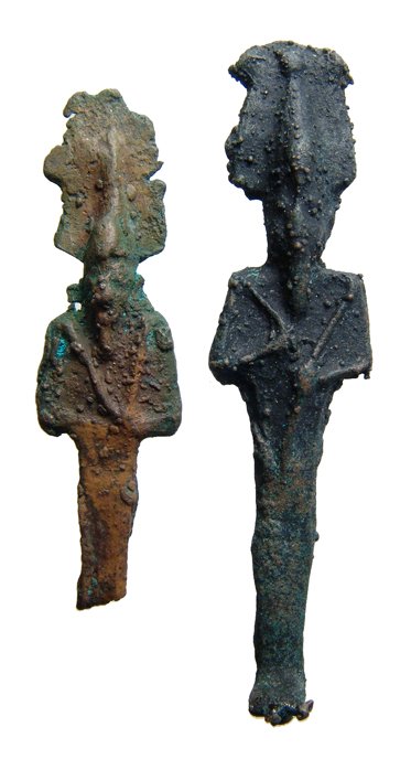2 Egyptian bronze figures of Osiris, Ex Negus coll: A lot of 2 bronze figures of Osiris, Late Period, c. 664 - 30 BC, both frontally molded and depicted mummiform, wearing atef crown with uraeus and false beard, arms folded against chest, hands holding