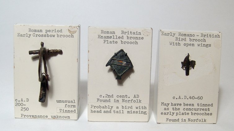 3 Romano-British brooches, Hattatt collection: Lot of 3 Romano-British brooches from the Hattatt collection. The first is a Roman early crossbow brooch, c. AD 200 - 250, the body tinned with a thin deep bow and a piece of wire wound around the low