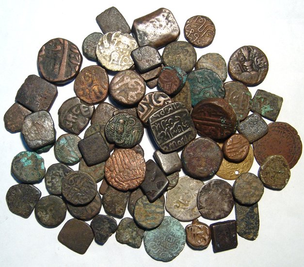 Mixed bronze and silver coins from India: A lot of mixed bronze and silver coins from India, 15th - 19th Century, with examples from the Islamic Dynasties, the Princely States and Independent Kingdoms. Largest coin 21mm in diameter.