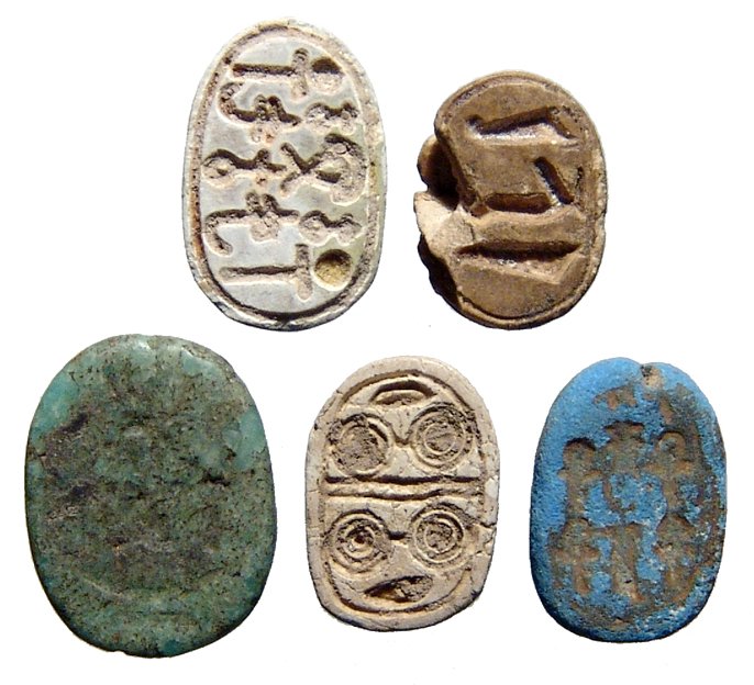A lot of 4 Egyptian scarabs: A lot of 4 Egyptian scarabs. Lot includes a pair of 2nd Intermediate types, c. 1750 - 1570 BC, both nicely carved in steatite, one with spirals on the base, 12 x 9 mm, and the other with symmetric sig