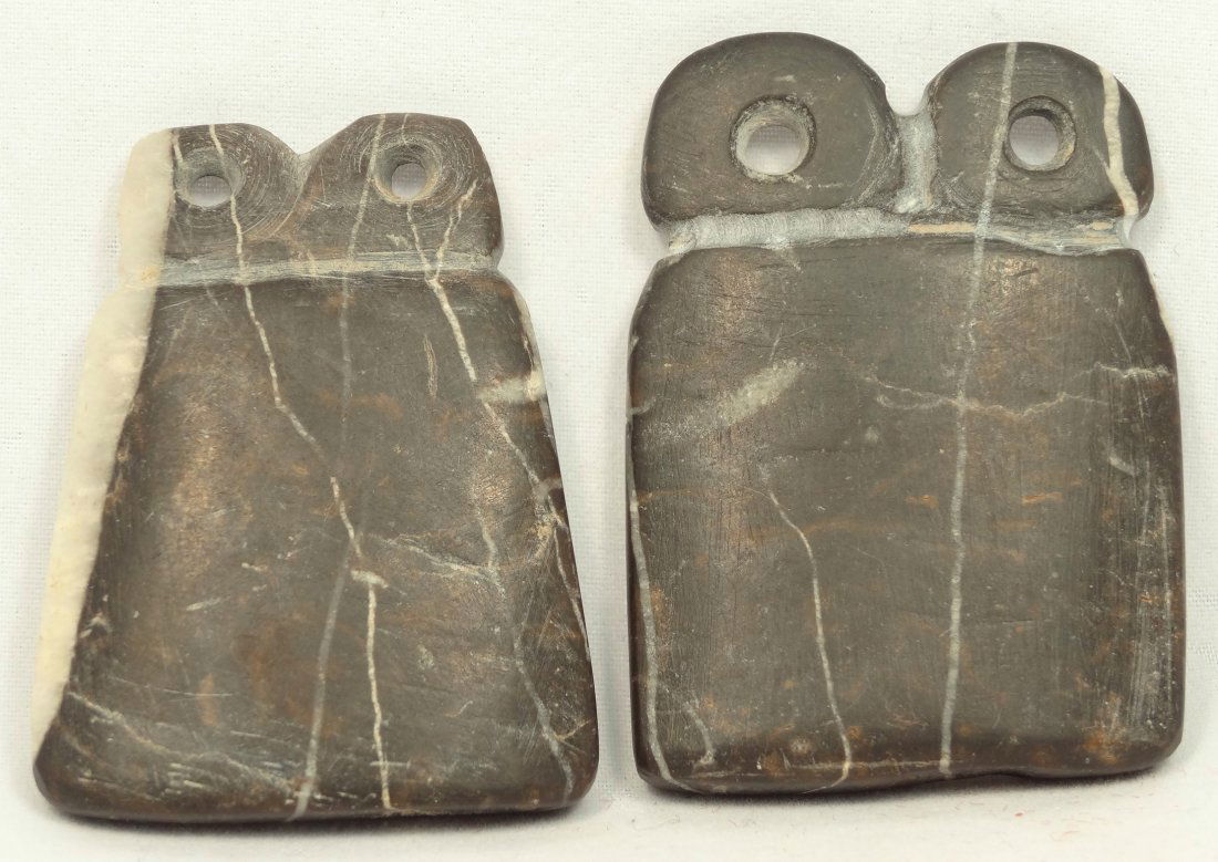 2 black and white alabaster eye idols: A lot of 2 black and white alabaster eye idols, North-East Syria, c. 3500-3000 BC. The H: 1 7/8 in (4.9cm), W: 1 3/8 in (3.5cm). Ex New York Private Collection.