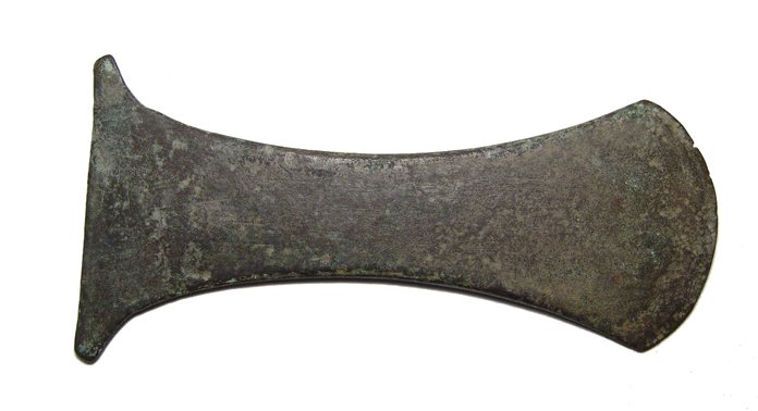 A choice Egyptian New Kingdom bronze axe head: A choice Egyptian New Kingdom bronze axe head, 17th - early 18th Dynasty, c.1585 - 1400 BC, of Petrie's narrow-waisted type, with honed outward curving cutting blade and tangs for mounting to a wooden