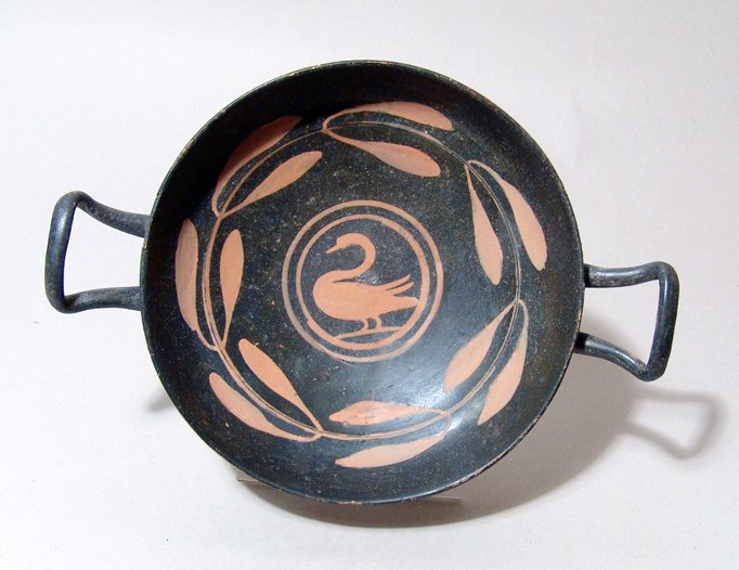 A nice Apulian Xenon-ware kylix with central swan: A nice Apulian Xenon-ware kylix with central swan, Magnia Graecia, c. 350 - 330 BC, within a double line border and a laurel-wreath, another laurel-wreath around the outside. The bowl with shallow wal