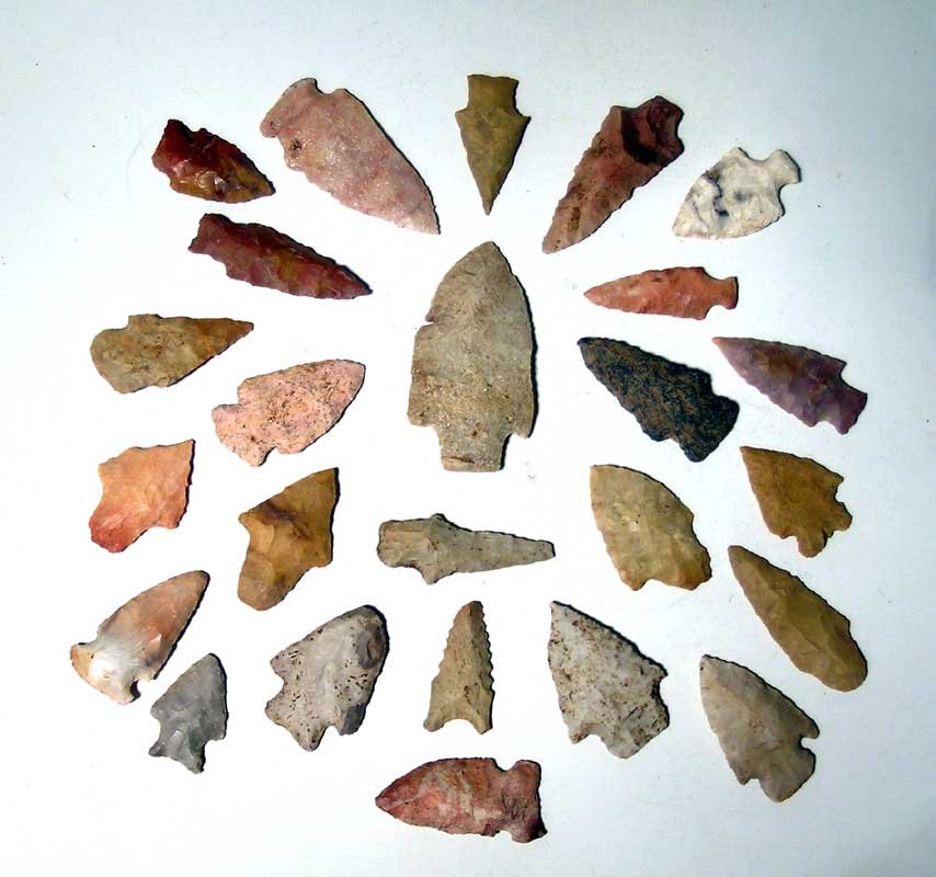 25 arrowheads from Missouri, Archaic through Woodland: A fine collection of 25 arrowheads from Missouri, Archaic thru Woodland period types, including Adena, Table Rock, Gibson, Hardin, Etley and others. They range from L: 1 1/2 in to 3 1/4 in and are mad