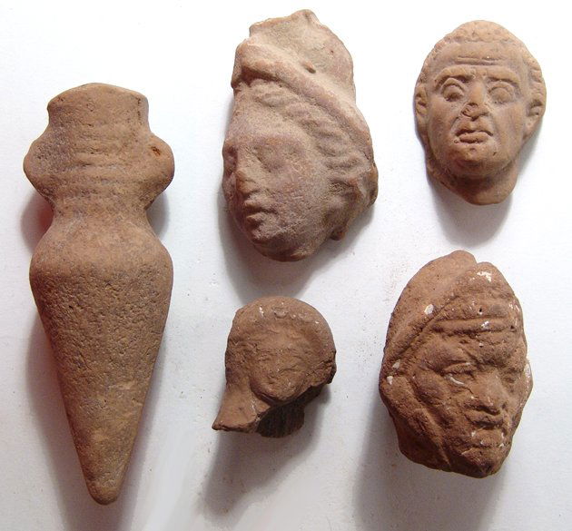 4 Graeco-Roman terracotta head fragments, votive: A lot of 4 Graeco-Roman terracotta head fragments and a votive amphora, c. 2nd Century BC - 2nd Century AD, including a detailed male head, (H: 2 in, 5.1 cm), a helmeted head of Athena, (H: 2 3/4 in,