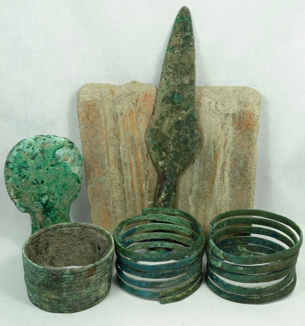A lot of 6 Near Eastern items: A lot of 6 Near Eastern items. The first, a simple Ban Chiang bronze spear head, c. 4th-2nd Century BC, with a rounded blade, L; 4 1/8 in (10.5cm). The second piece is a Ban Chiang Bi-Valve mold, c. 4