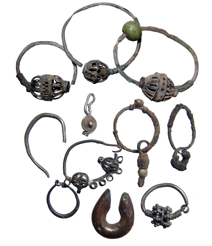 A lot of Egyptian silver & bronze earrings: A lot of Egyptian silver & bronze earrings. Lot includes 3 large Hellenistic earrings, Egypt, 3rd – 1st Century BC, each with an open-work cage on a thick wire, one with a green glass bead. Widths 1