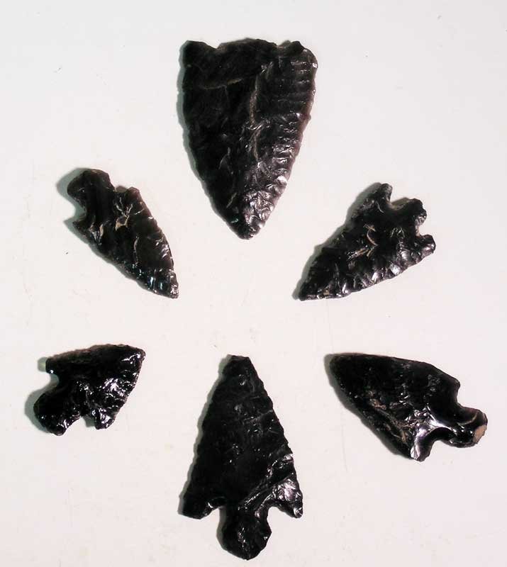 A set of 6 obsidian arrow heads: A set of 6 obsidian arrow heads from the Guerrero area of Mexico, ca. 200 BC – 500 AD. These nice examples range from 1-1/2 in to 2-1/2 in in length and are all bi-facially flaked. Nice group. Ex Ch