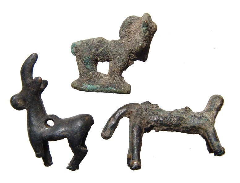 A lot of three ancient bronze animals: A lot of three ancient bronze animals. Lot includes an Egyptian bronze Apis Bull, Late Period, c. 664 - 30 BC, wearing solar disc and uraeus, (1.8 x 1.4 cm), a Near Eastern bronze figurine of a horned