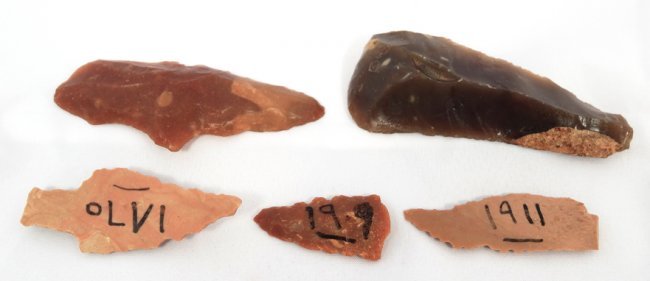 Egyptian Pre-Dynastic assemblage of 5 flint tools: An Egyptian Pre-Dynastic assemblage of 5 flint tools, c. 5500 - 3000 BC, from the Naqada region. Length from 3.8 cm to 8.5 cm. Many with old collection numbers in Arabic. Ex French private collection;