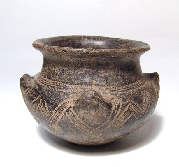 Villanovan impasto jar with inscribed decoration (1 of 4)