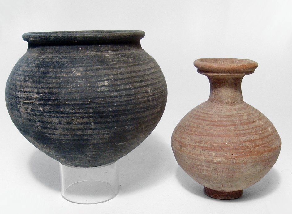 A pair of Daunian ceramic vessels, Italic (1 of 2)