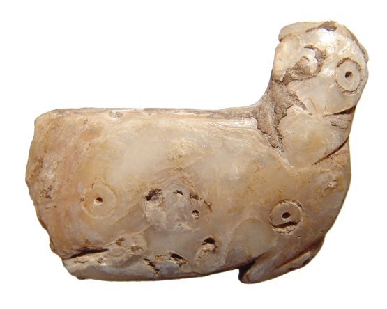 A Jemdat Nast carved shell pendant figure (1 of 2)