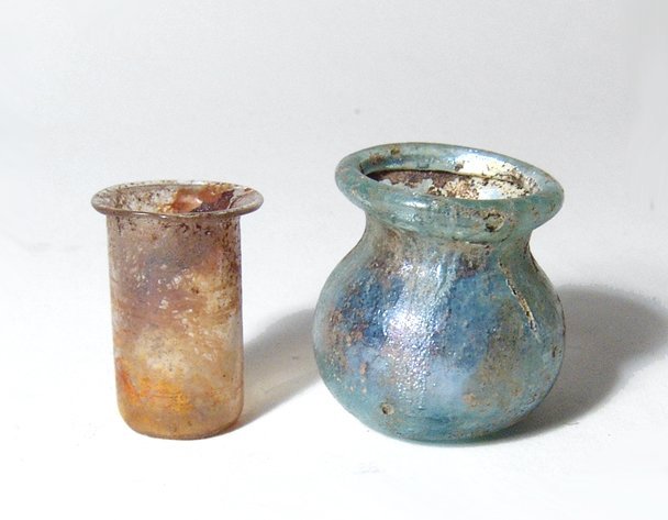 Pair of charming miniature Roman glass vessels (1 of 2)