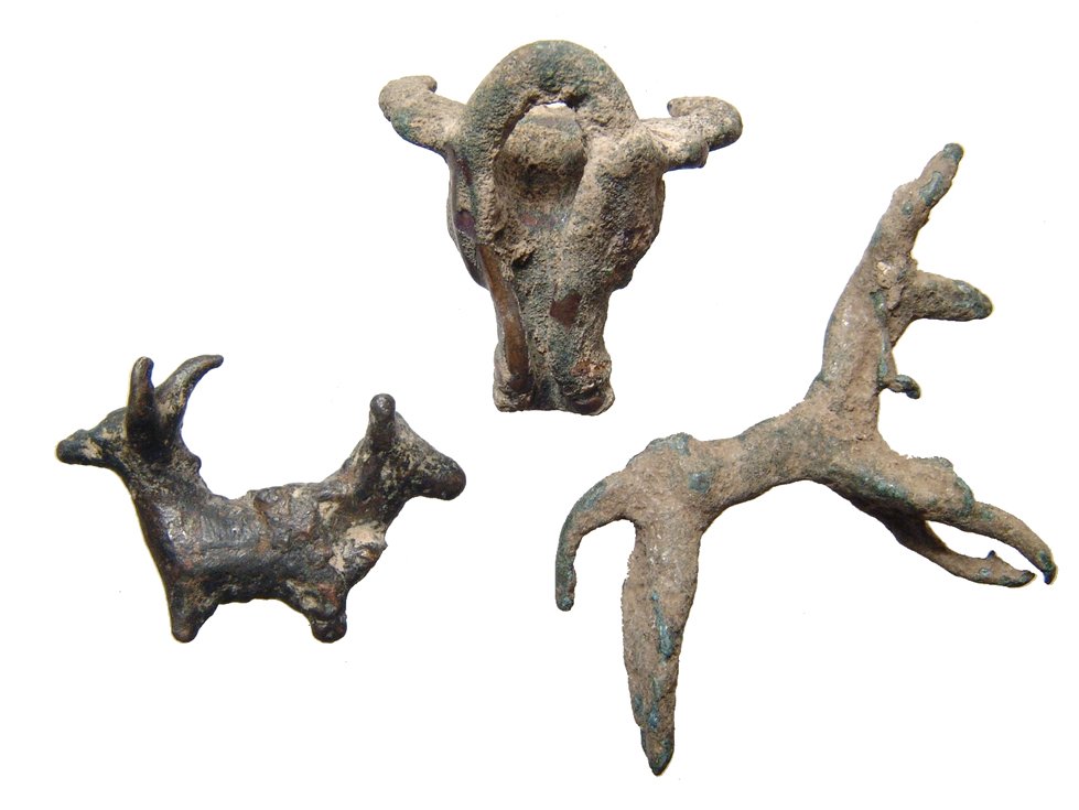 A lot of 3 bronze Near Eastern bull figures (1 of 4)