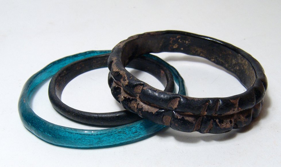 A lot of 3 ancient glass bracelets (1 of 2)