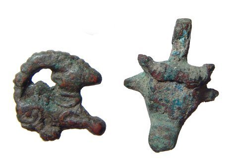 A lot of 2 Near Eastern bronze objects (1 of 2)