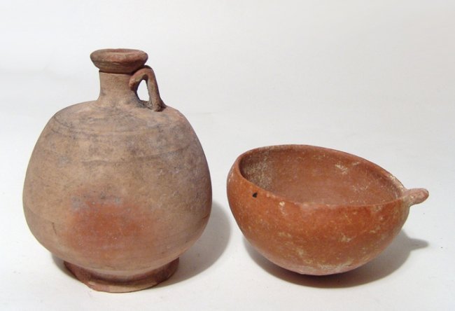 A lot of two ancient pottery vessels (1 of 5)