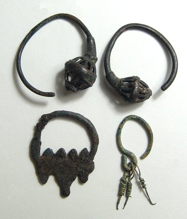 A lot of 4 earrings from Egypt (1 of 2)