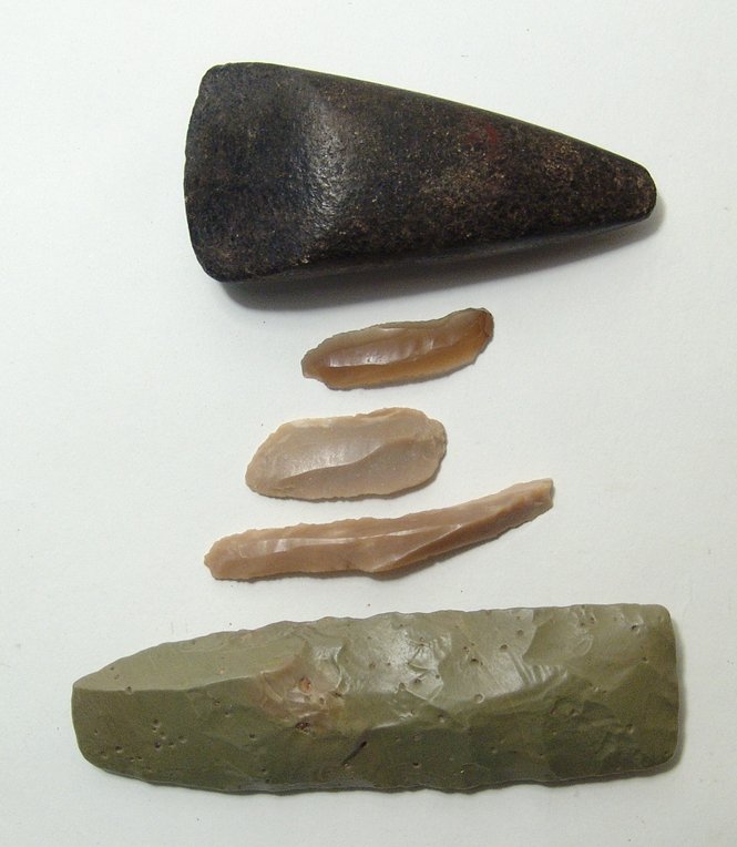 A lot of 5 Neolithic stone implements (1 of 6)
