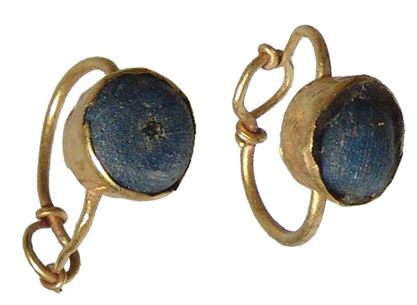 A pair of Roman gold earrings (1 of 2)