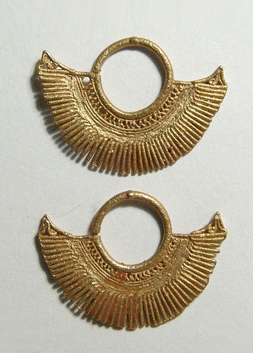 A pair of finely made Sinu gold earrings, Colombia (1 of 1)