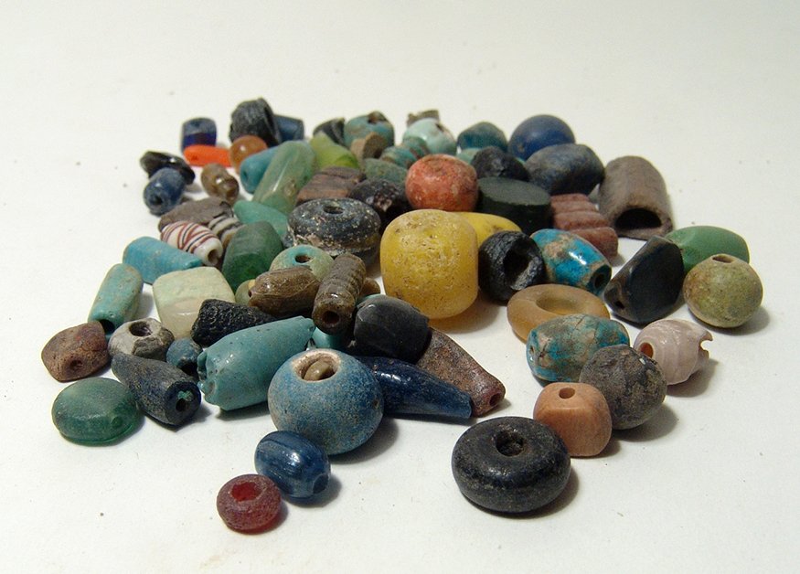 Lot of mixed mostly Roman/Islamic glass/faience beads (1 of 2)