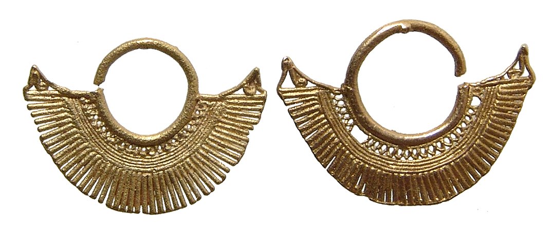 Pair of finely made Sinu gold earrings, Colombia (1 of 1)