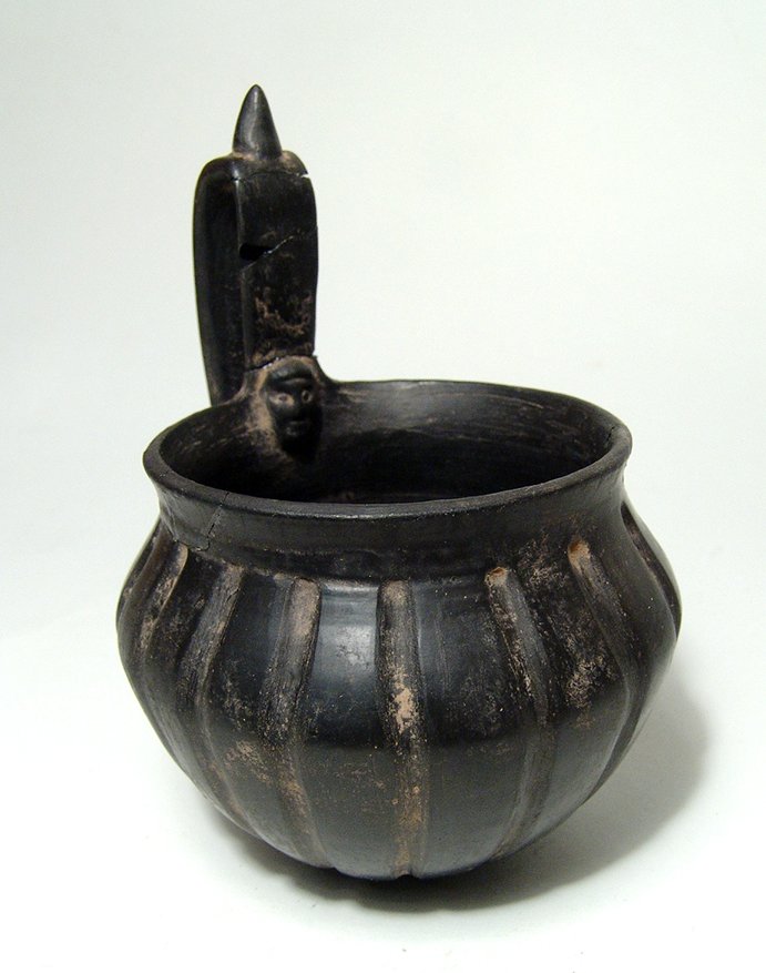 A nice Etruscan bucchero kyathos (1 of 5)