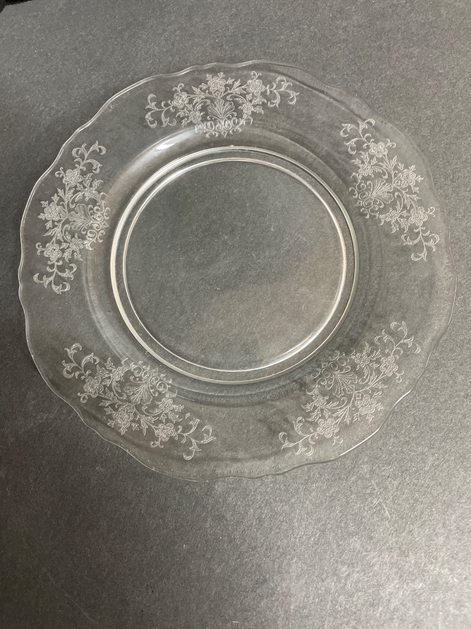 8 Clear Glass Plates With Embossed Patterns, 7-Inch Diameter - 4