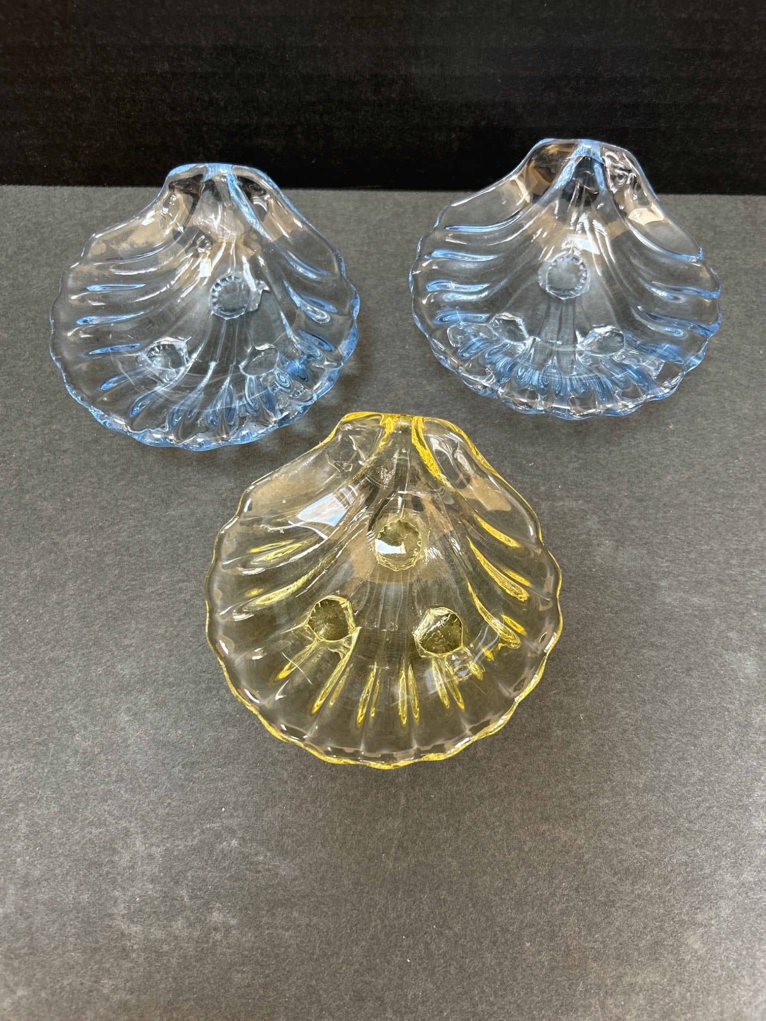 3 Glass Shell-Shaped Candleholders in Blue and Yellow - 2