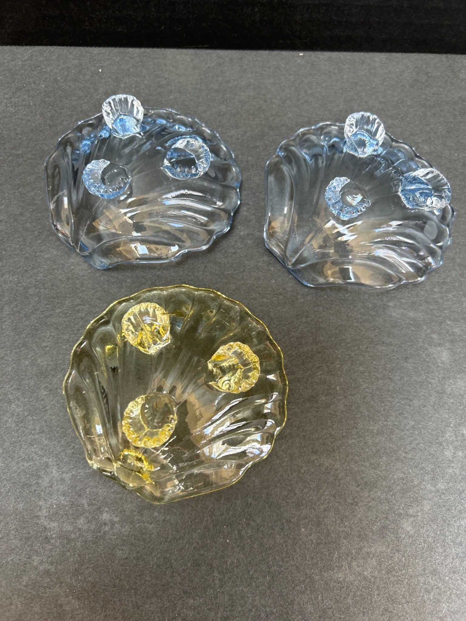 3 Glass Shell-Shaped Candleholders in Blue and Yellow - 3