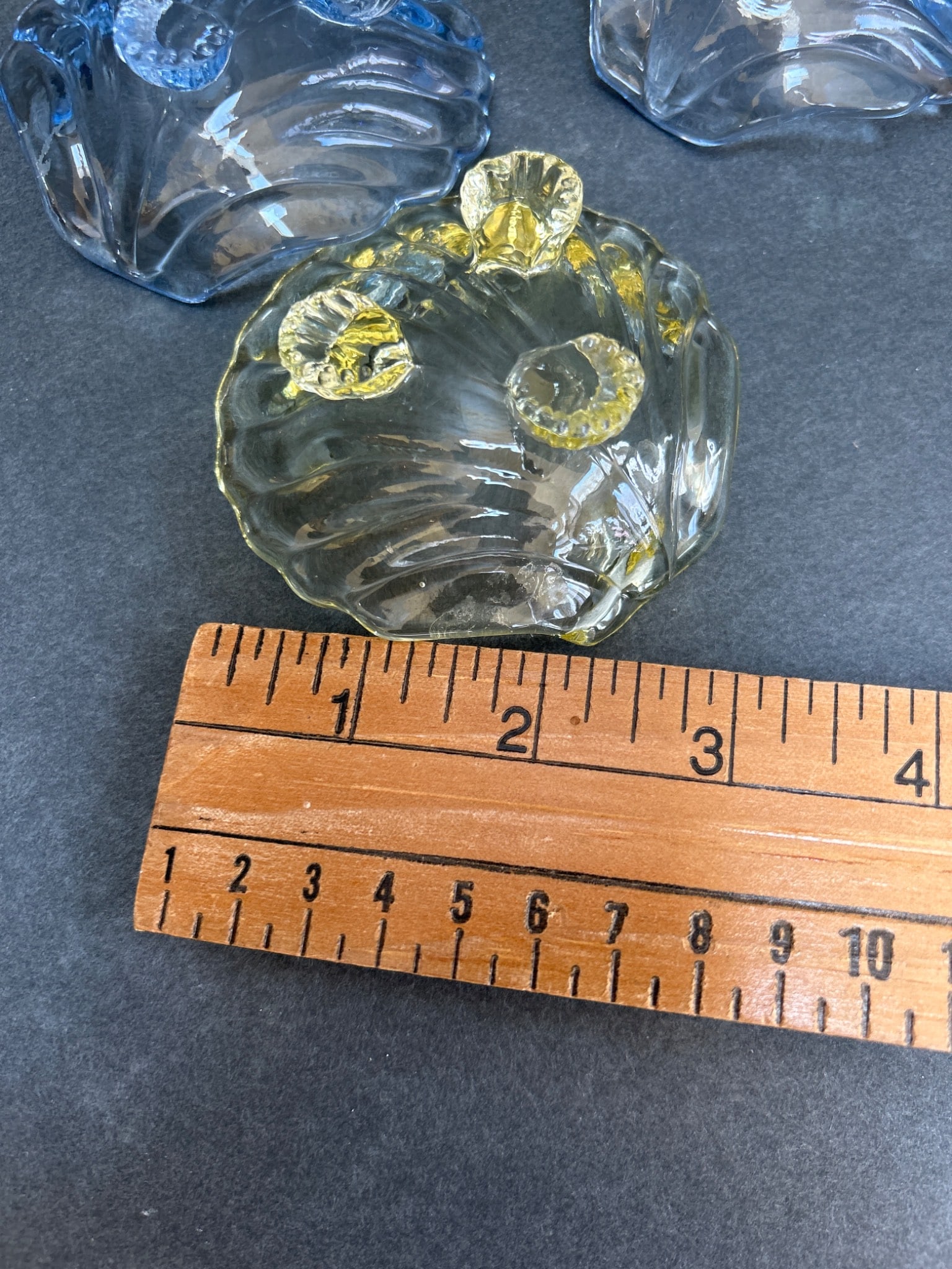 3 Glass Shell-Shaped Candleholders in Blue and Yellow - 4