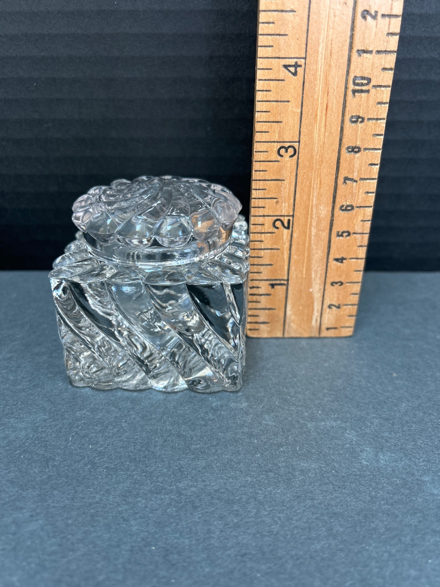 Cut Glass Inkwell with Detachable Lid and Decorative Pattern - 2