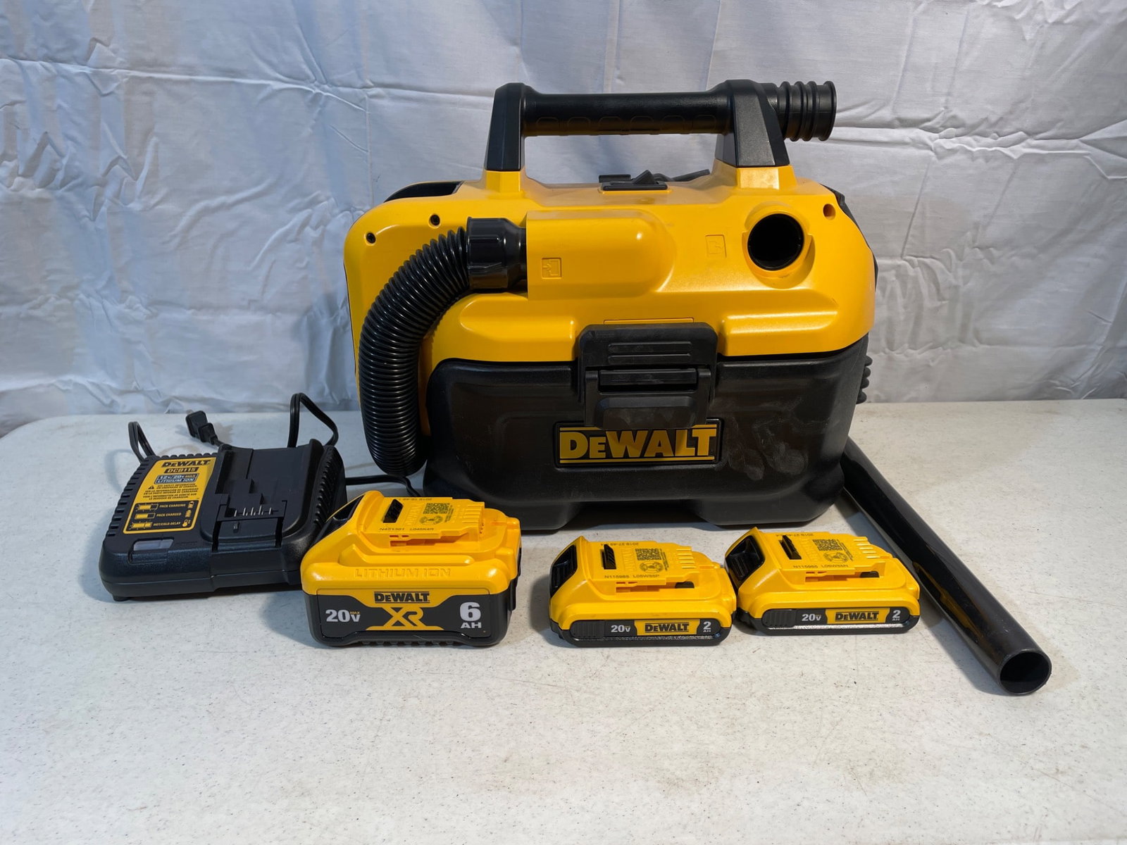 DeWalt DCV580H Cordless Wet-Dry HEPA Vac With Batteries and Charger - 2