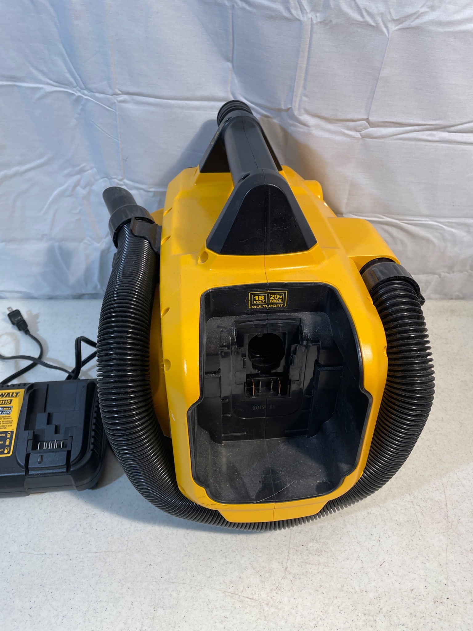 DeWalt DCV580H Cordless Wet-Dry HEPA Vac With Batteries and Charger - 3